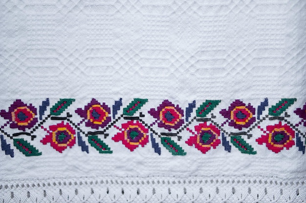 haftowany obrus w stylu ludowym